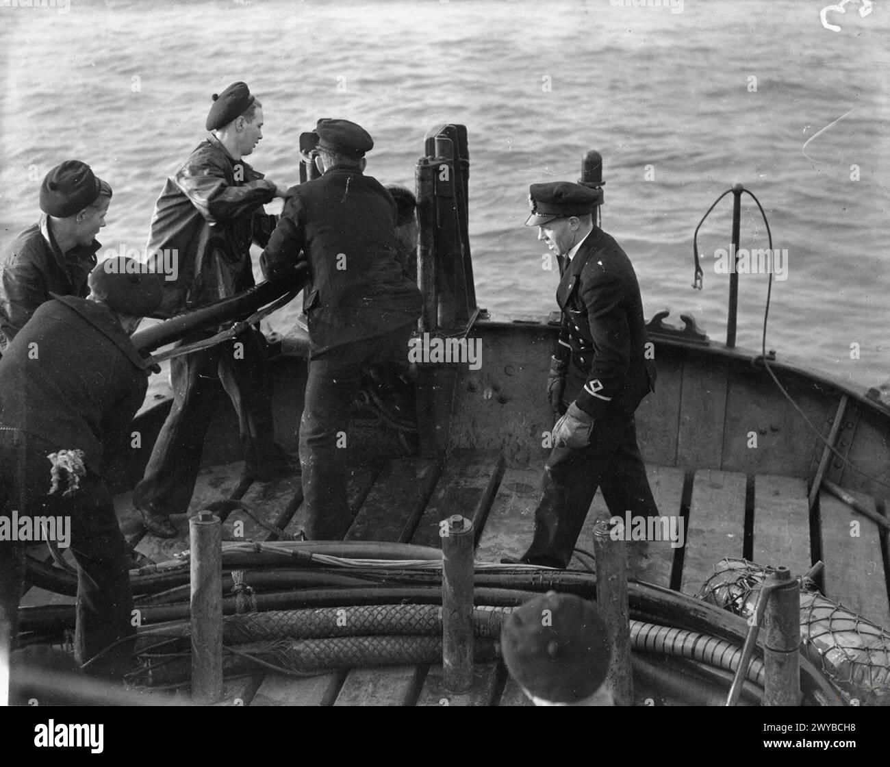 Equipaggio HNMS Alcmaria a Port Edgar, Rosyth, che ha esaurito il cavo sotto il primo ufficiale il 1o gennaio 1942. Foto Stock