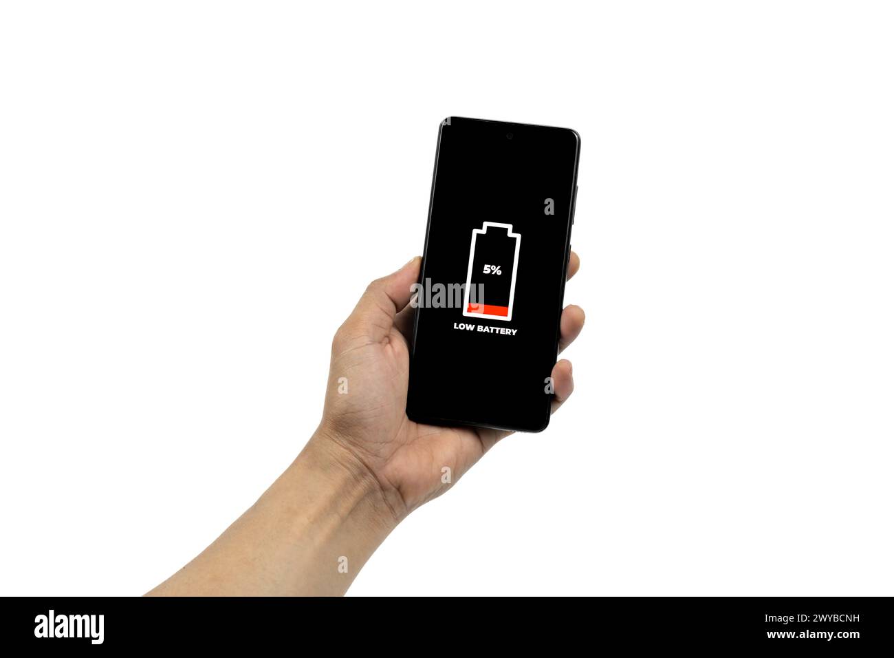 Problemi cellulari ed energia. Uomo che tiene a mano uno smartphone con l'icona della batteria scarica sullo schermo isolata su sfondo bianco. Grafica su tutte le schermate Foto Stock