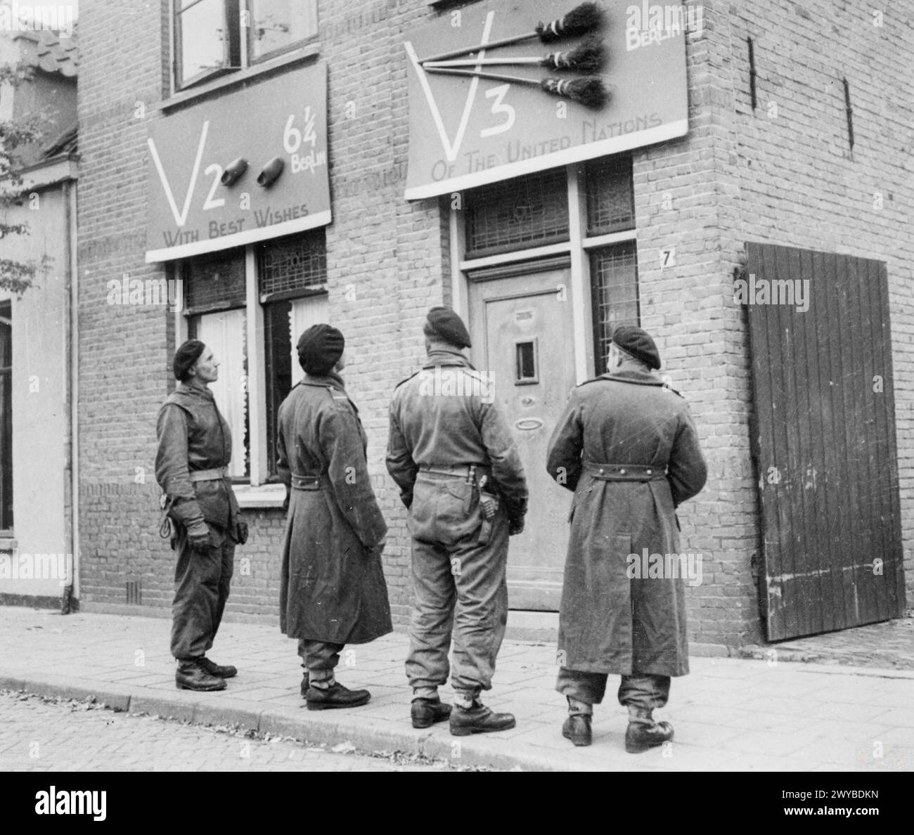 Il 30 ottobre 1944, i soldati della i Divisione corazzata polacca ispezionarono un cartello di vittoria a Breda dopo aver liberato la città. Il cartello raffigurava scarpe di legno che puntavano verso Berlino e scope che simboleggiavano la rimozione dei nazisti. Foto Stock