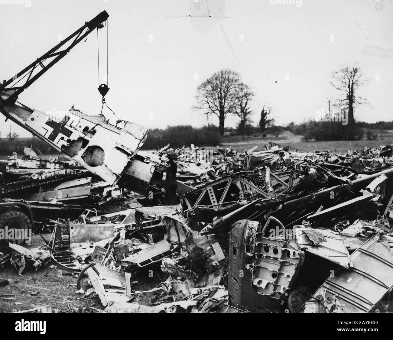 Naufragò un aereo della Luftwaffe, incluso un Messerschmitt Bf 109E, in un cantiere britannico il 24 febbraio 1942, con un'ala sollevata da una gru. Foto Stock