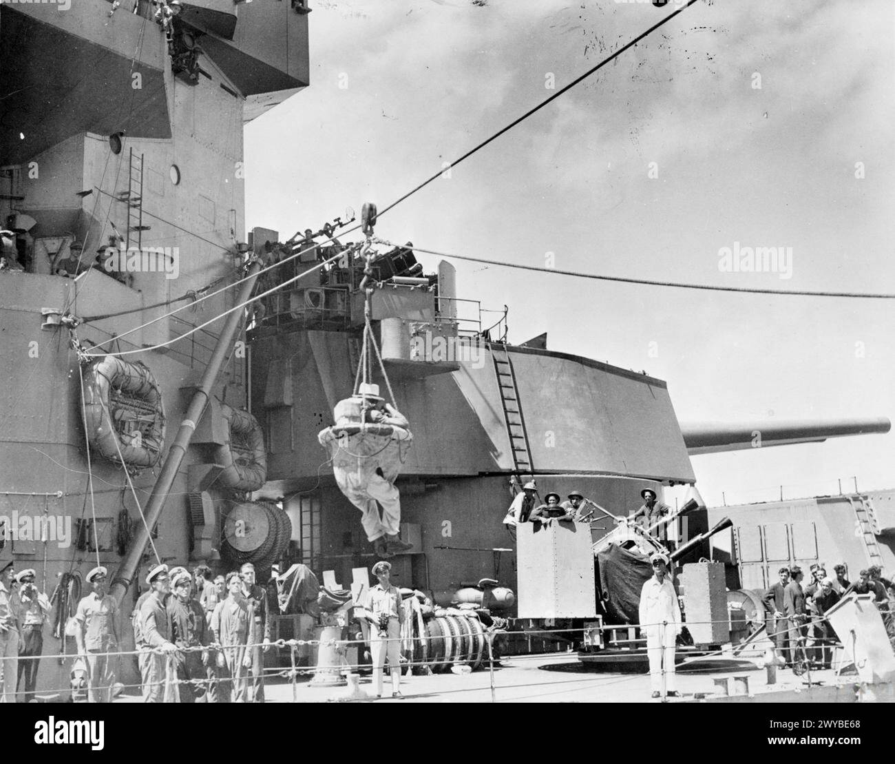 LA HMS DUKE OF YORK SI SPOSTA VERSO TOKYO. 26 E 27 AGOSTO 1945, A BORDO DELLA HMS DUKE OF YORK. QUANDO I GIAPPONESI FIRMARONO I TERMINI DI RESA ALLEATI A BORDO DELLA USS MISSOURI NELLA BAIA DI TOKYO, LA HMS DUKE OF YORK, AMMIRAGLIA DELL'AMMIRAGLIO SIR BRUCE FRASER, C IN C DELLA FLOTTA BRITANNICA DEL PACIFICO, ERA AL FIANCO. - Il pilota giapponese che viene verso la HMS DUKE OF YORK per il suo viaggio verso il suo ancoraggio. , Foto Stock