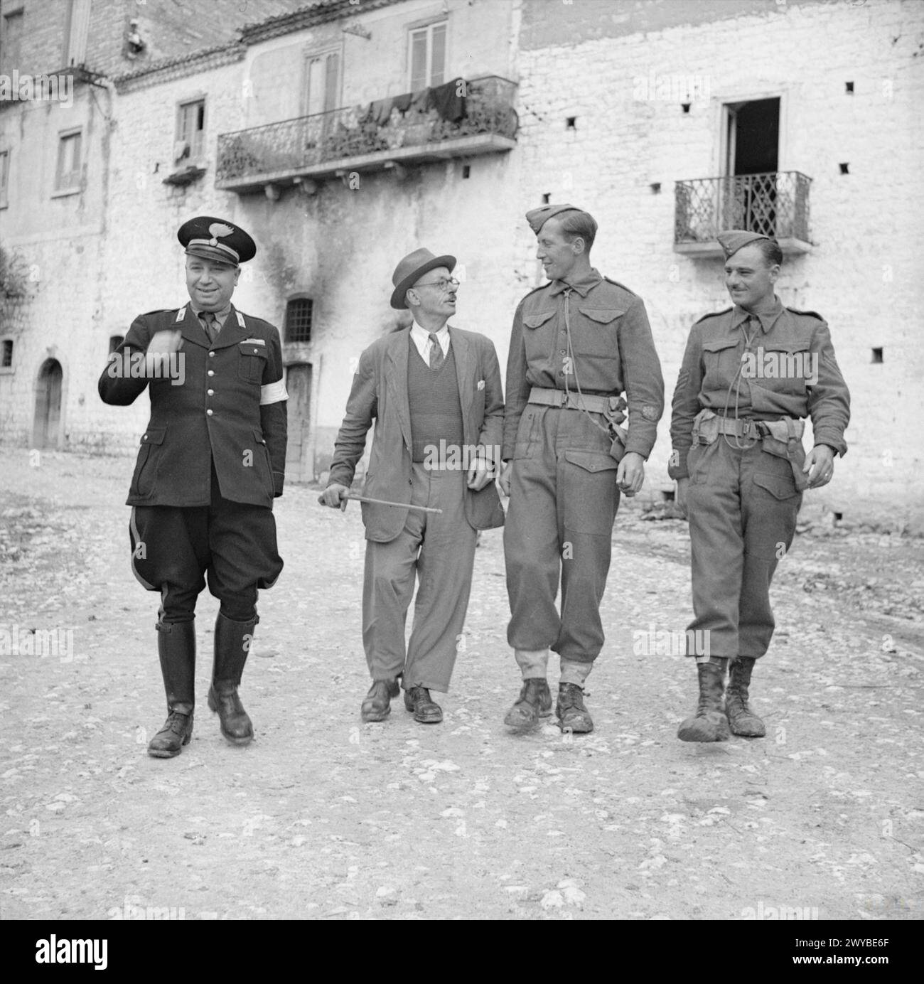 ITALIA: ENRICO SHEFFIELD, NATO NEL VILLAGGIO ITALIANO, DIRIGE UN SOLO UOMO AMGOT - Enrico, mostrando le truppe britanniche intorno al villaggio per volgere i loro billetti. , Foto Stock