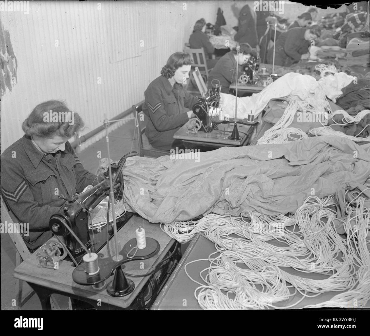 I paracadutisti WAAF lavorano al No. 38 Wing RAF e Airborne Division Headquarters a Netheravon, Wiltshire, mantenendo paracadute durante il 1940-1943. Foto Stock