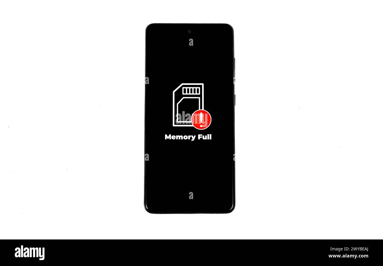 Concetti relativi ai problemi della rete cellulare. Smartphone con icona di memoria completa sullo schermo isolata su sfondo bianco. Tutte le immagini dello schermo sono composte. Foto Stock