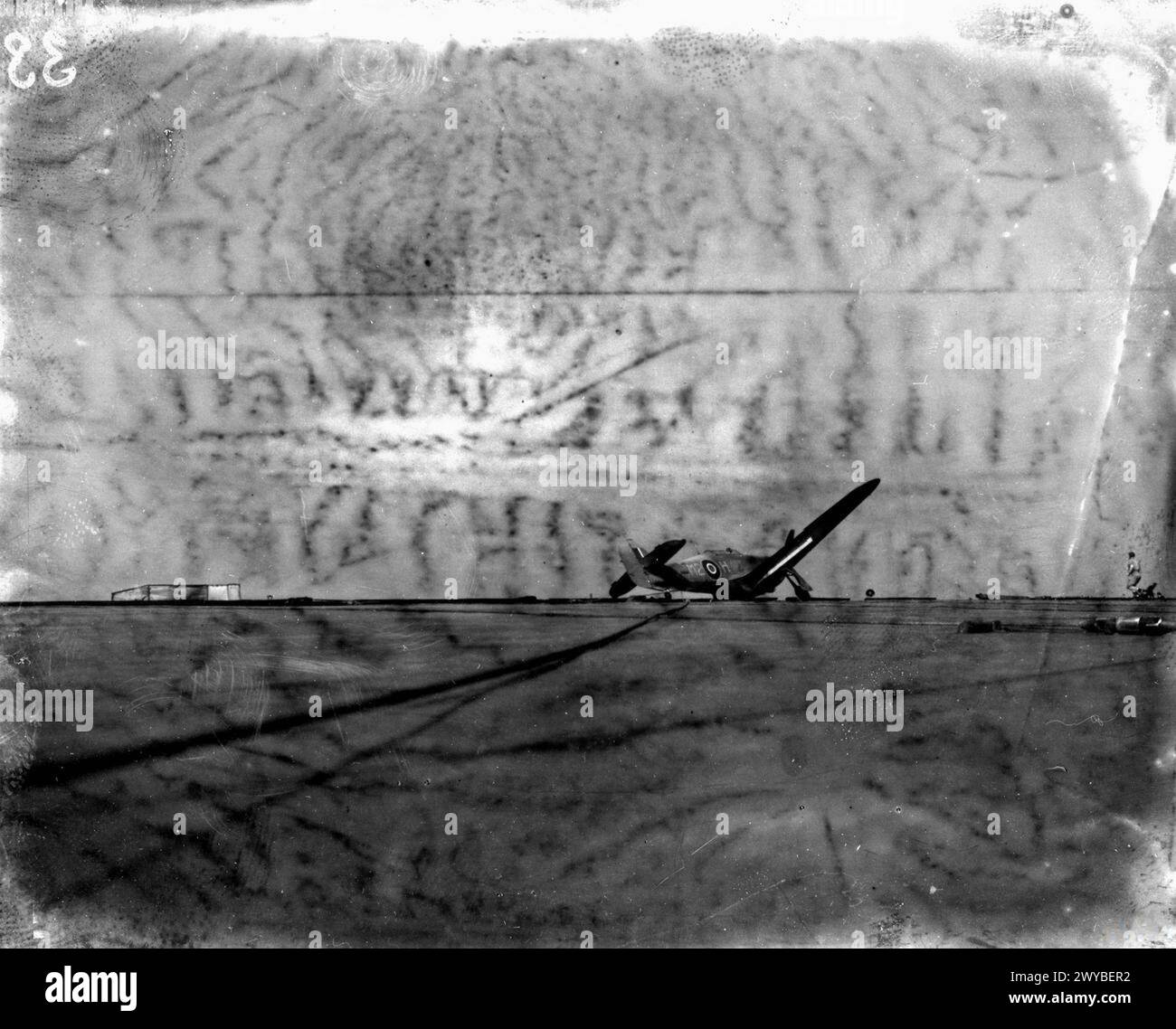 Dal 15 al 17 agosto 1943, la HMS Argus, una portaerei britannica al largo di Lamlash, addestrò i piloti della Fleet Air Arm negli sbarchi di portaerei e celebrò i 25 anni di servizio. Foto Stock