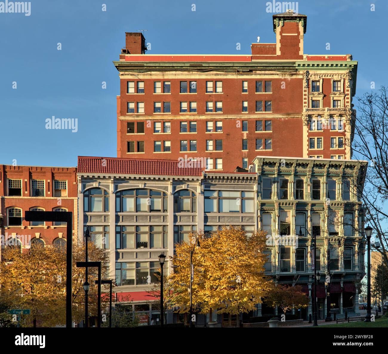 Vista degli edifici del centro di Binghamton all'ora d'oro del tramonto (architettura storica, tra cui l'edificio della stampa su Court Street e chenango), in autunno c Foto Stock