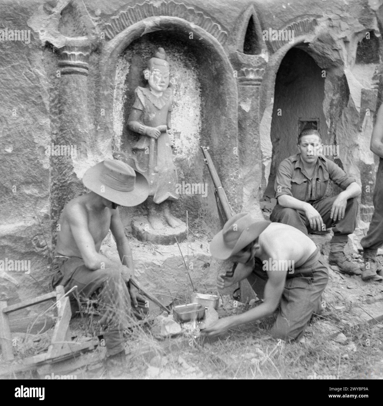 Gli uomini della 26th Indian Infantry Division preparano un pasto accanto ad un tempio sull'isola Ramree, Birmania, gennaio 1945. Foto Stock