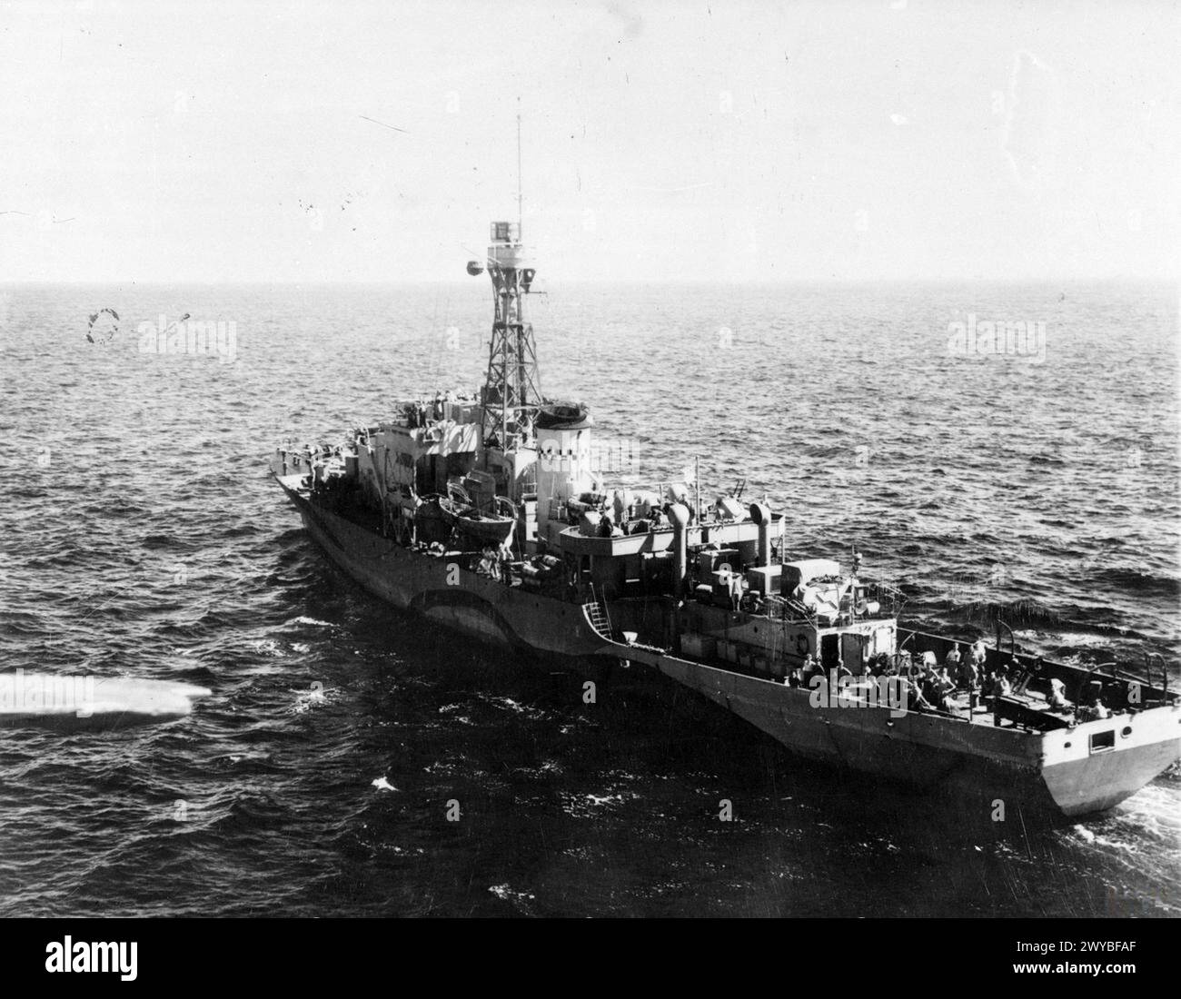 HMS Leeds Castle, una corvetta di classe Castle, è vista dall'alto nel 1944, mostrando il suo ponte e la struttura dello scafo. Foto Stock
