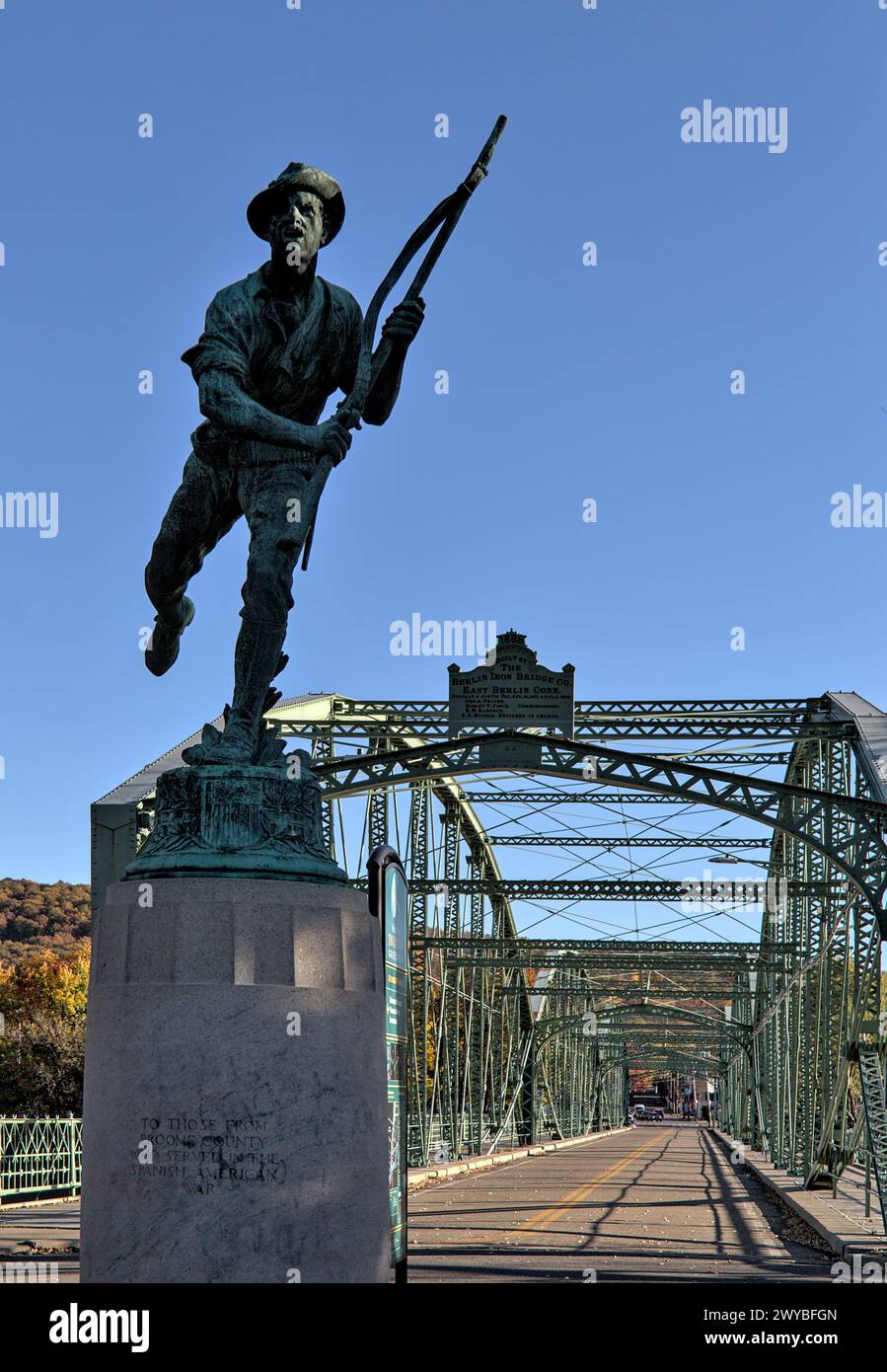 La statua dello Skirmisher tributo ai soldati della contea di Broome che hanno combattuto nella guerra ispano-americana di fronte al ponte parabolico di South Washington Street, d Foto Stock