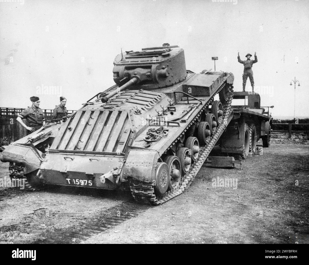 Il carro armato Valentine dell'11th Armoured Division viene caricato su un carro armato vicino a Whitby dopo un'esercitazione militare il 26 agosto 1941, che documenta le operazioni dei veicoli corazzati dell'esercito britannico. Foto Stock