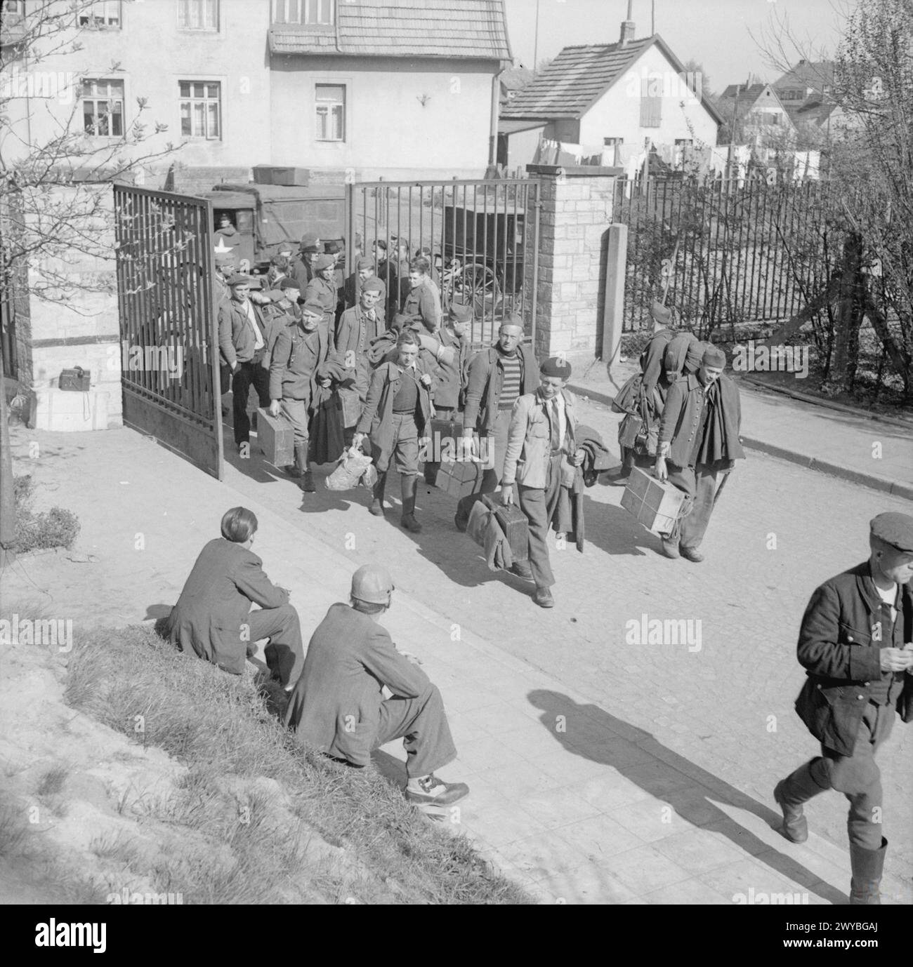 Gli sfollati stanno entrando in un campo dopo aver camminato per lunghe distanze dopo la liberazione da parte delle forze britanniche. Foto Stock