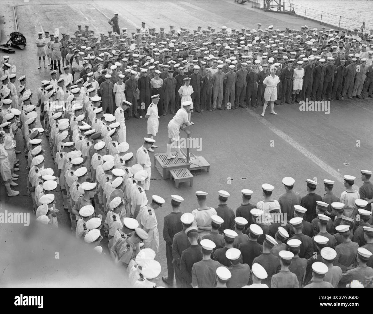 L'AMMIRAGLIO SOMERVILLE VISITA LA HMS ARK ROYAL PER CONGRATULARSI CON GLI UFFICIALI E LA COMPAGNIA DELLA NAVE. OTTOBRE 1941, A BORDO DELLA HMS ARK ROYAL. - Vice ammiraglio Sir James Somerville, KCB, DSO, rivolgendosi alla compagnia della nave sul ponte di volo della HMS ARK ROYAL. , Foto Stock