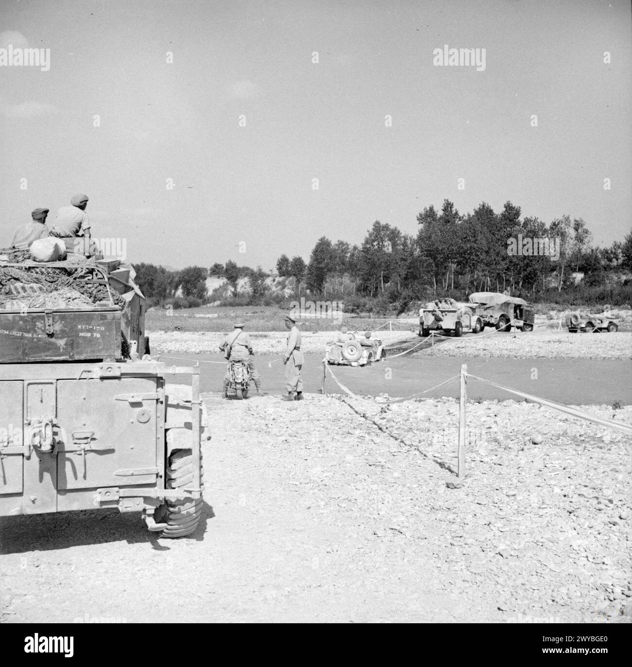 L'ESERCITO POLACCO NELLA CAMPAGNA D'ITALIA, 1943-1945 - macchine corazzate e cannoni d'artiglieria del II corpo polacco che attraversano il fiume Metauro nell'area di Monte delle forche, 28 agosto 1944. , British Army, Polish Army, Polish Armed Forces in the West, Polish Corps, II, 8th Army Foto Stock