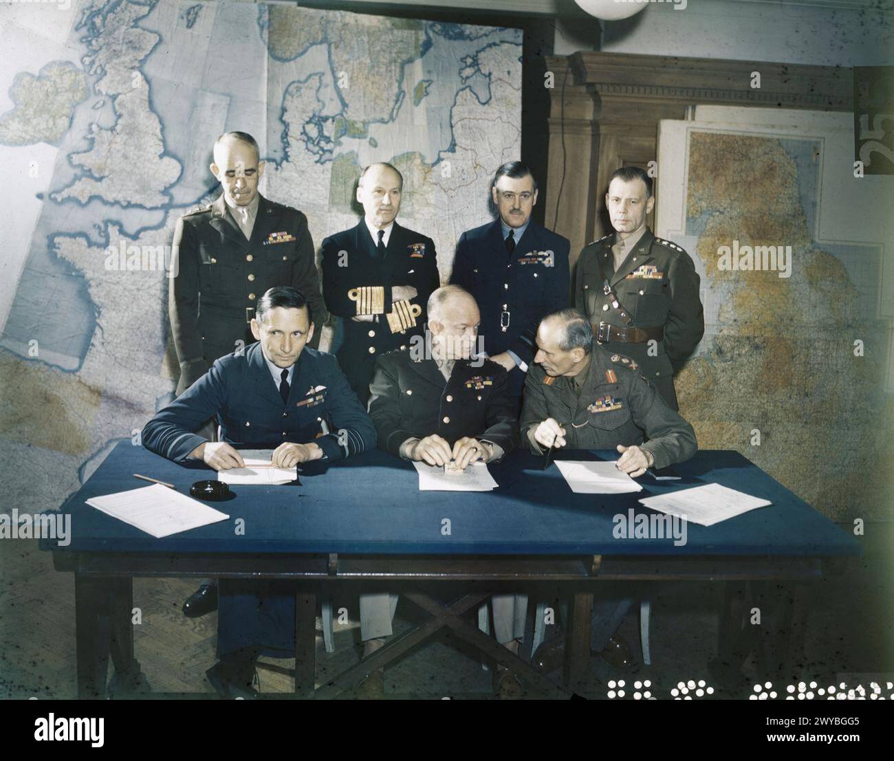Il 1° febbraio 1944, il comando supremo della Allied Expeditionary Force si riunì a Londra. Prima fila: Tedder, Eisenhower, Montgomery; seconda fila: Bradley, Ramsay, Leigh-Mallory, Bedell-Smith. Foto Stock