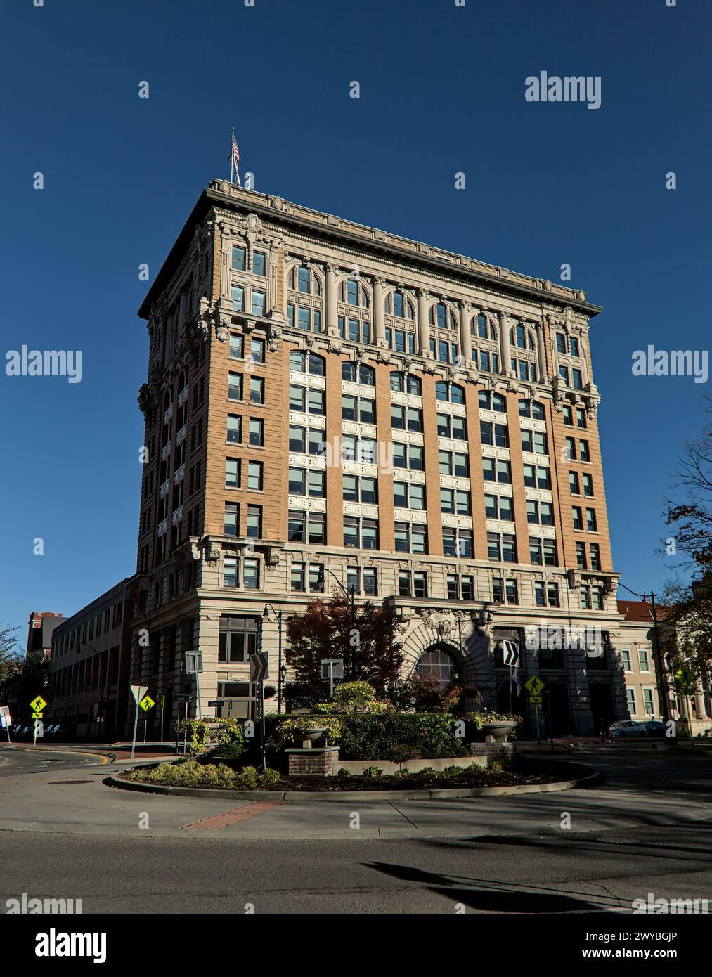 Alto edificio storico nel centro di Binghamton, New York dettaglio (grattacielo simbolo dell'assicurazione sulla vita di dieci piani) sicurezza, 10 piani, mutuo, finestre, piccolo Foto Stock