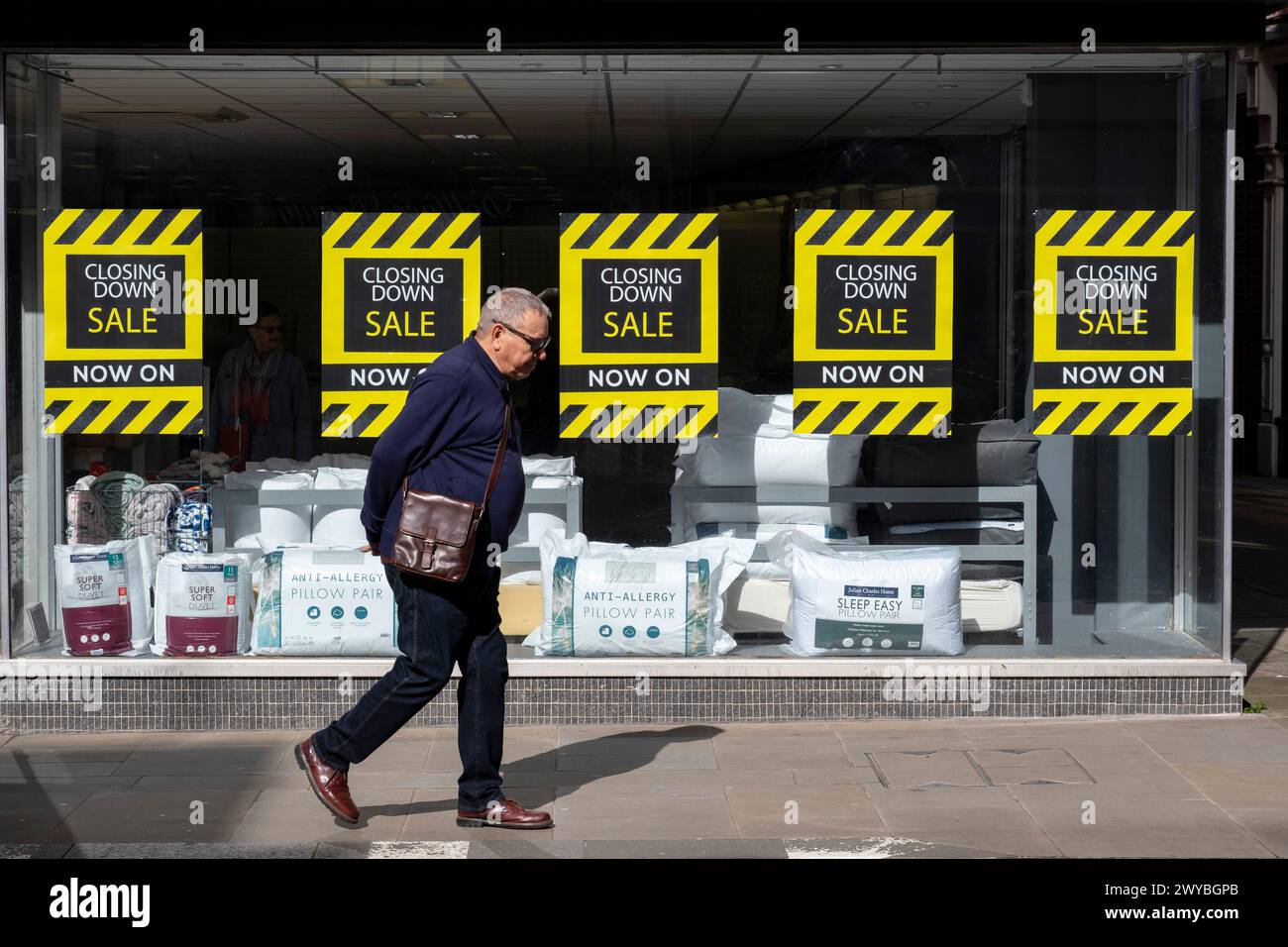 Chiusura di manifesti di vendita nella vetrina di uno spazio al dettaglio, un altro esempio del declino della strada principale britannica il 2 aprile 2024 a Gloucester, Regno Unito. Il centro di Gloucester è un esempio del declino della strada principale del Regno Unito e di quella che alcuni locali chiamano una “città morente” in quanto i grandi rivenditori si spostano e gli spazi al dettaglio chiudono, con ripercussioni sui posti di lavoro nella zona. Diversi fattori che contribuiscono si stanno allineando per portare al declino delle strade alte, tra cui la crisi del costo della vita, la stretta sui redditi delle famiglie dovuta all'inflazione e la caduta della sterlina post-Brexit, un cambiamento Foto Stock