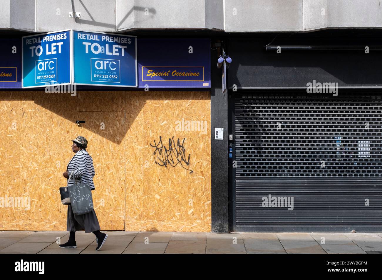 Ha chiuso i negozi, un altro esempio del declino della strada principale del Regno Unito il 2 aprile 2024 a Gloucester, Regno Unito. Il centro di Gloucester è un esempio del declino della strada principale del Regno Unito e di quella che alcuni locali chiamano una “città morente” in quanto i grandi rivenditori si spostano e gli spazi al dettaglio chiudono, con ripercussioni sui posti di lavoro nella zona. Diversi fattori che contribuiscono si stanno allineando per portare a un declino delle strade alte, tra cui la crisi del costo della vita, la repressione dei redditi delle famiglie dovuta all'inflazione e la caduta della sterlina post-Brexit, il passaggio allo shopping online, l'aumento degli affitti Foto Stock