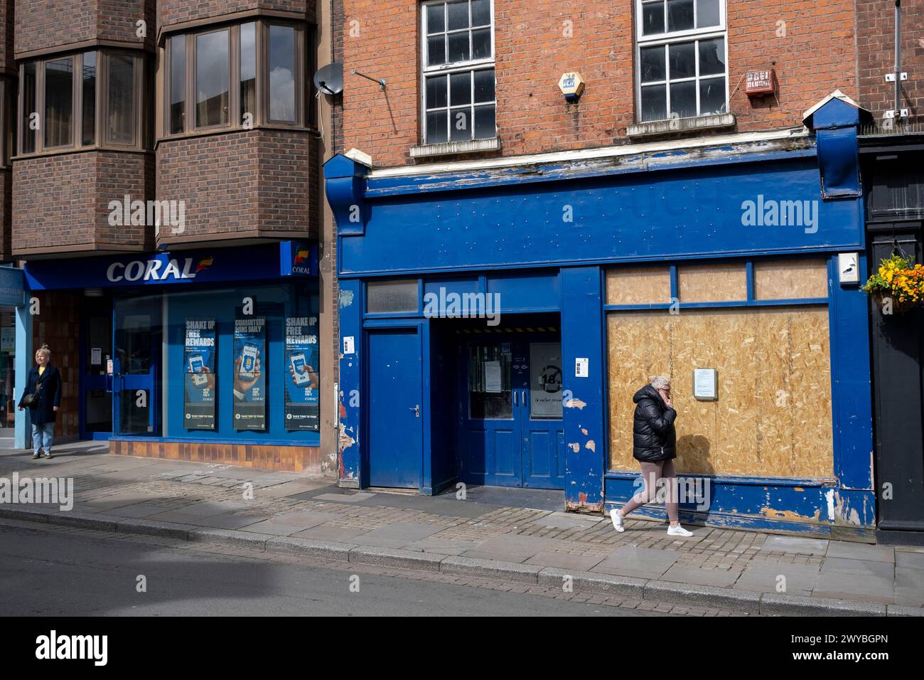 Chiuso lo spazio commerciale della sala giochi Lucky Touch, che è ora definitivamente chiusa, un altro esempio del declino della strada principale britannica il 2 aprile 2024 a Gloucester, Regno Unito. Il centro di Gloucester è un esempio del declino della strada principale del Regno Unito e di quella che alcuni locali chiamano una “città morente” in quanto i grandi rivenditori si spostano e gli spazi al dettaglio chiudono, con ripercussioni sui posti di lavoro nella zona. Diversi fattori che contribuiscono si stanno allineando per portare a un declino delle strade alte, tra cui la crisi del costo della vita a causa dell'inflazione e del po Foto Stock