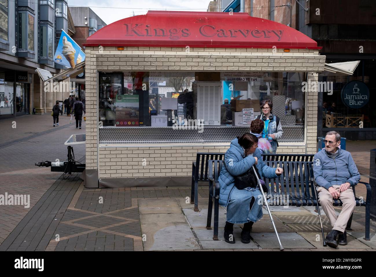 Kings Carvery nel centro citta' il 2 aprile 2024 a Gloucester, Regno Unito. Il centro di Gloucester è un esempio del declino della strada principale del Regno Unito e di quella che alcuni locali chiamano una “città morente” in quanto i grandi rivenditori si spostano e gli spazi al dettaglio chiudono, con ripercussioni sui posti di lavoro nella zona. Diversi fattori che contribuiscono si stanno allineando per portare al declino delle strade alte, tra cui la crisi del costo della vita, la repressione dei redditi delle famiglie dovuta all'inflazione e alla caduta della sterlina post-Brexit, il passaggio allo shopping online, l'aumento degli affitti e delle spese generali, inclusi i salari del personale, e il Foto Stock