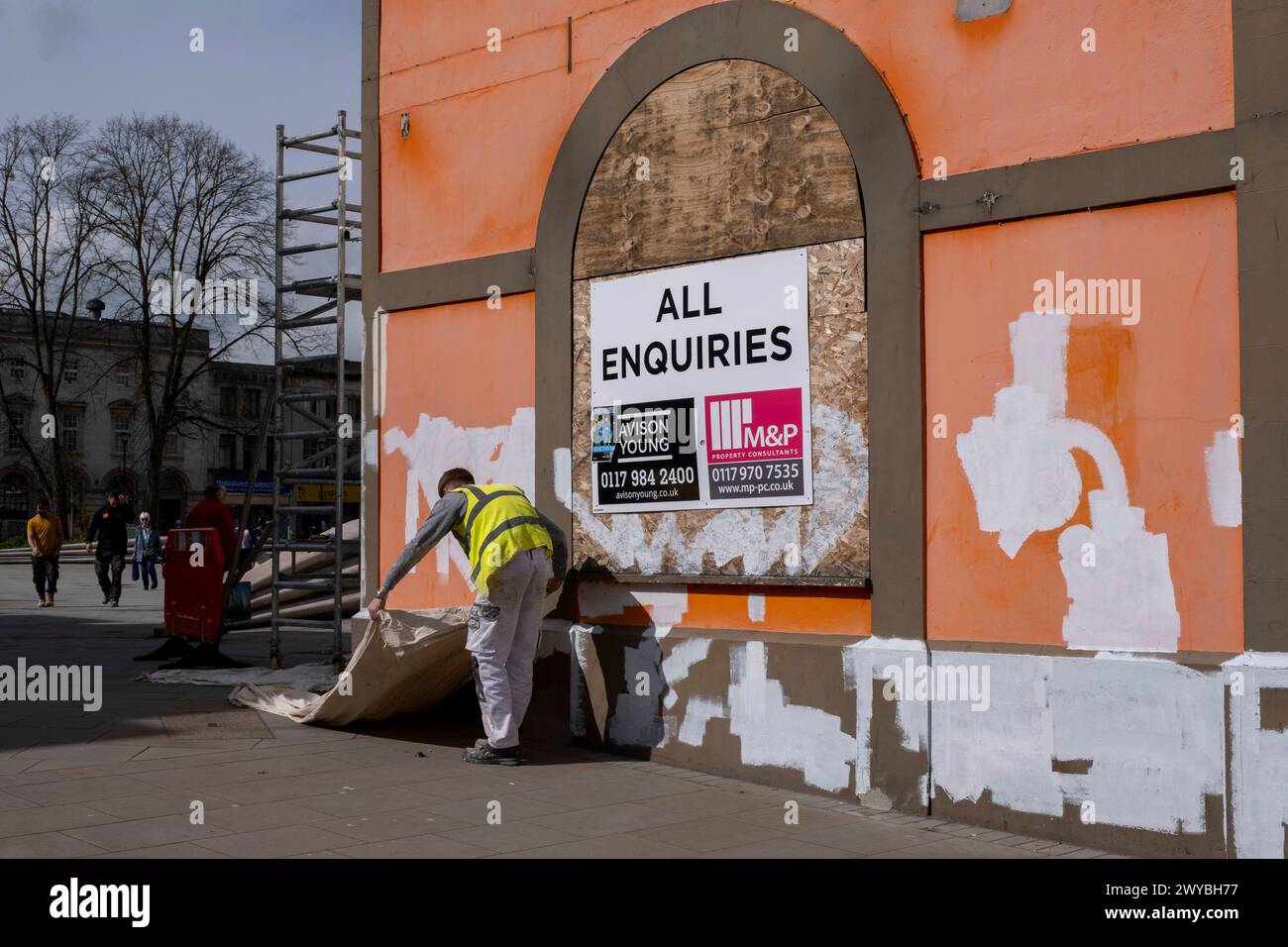 Lo spazio al dettaglio chiuso disponibile per l'affitto viene assegnato a un lavoro di verniciatura, un altro esempio del declino della strada principale del Regno Unito avvenuto il 2 aprile 2024 a Gloucester, Regno Unito. Il centro di Gloucester è un esempio del declino della strada principale del Regno Unito e di quella che alcuni locali chiamano una “città morente” in quanto i grandi rivenditori si spostano e gli spazi al dettaglio chiudono, con ripercussioni sui posti di lavoro nella zona. Diversi fattori che contribuiscono si stanno allineando per determinare un declino delle strade alte, tra cui la repressione del costo della vita sui redditi delle famiglie dovuta all’inflazione e la caduta della sterlina dopo la Brexit, Foto Stock