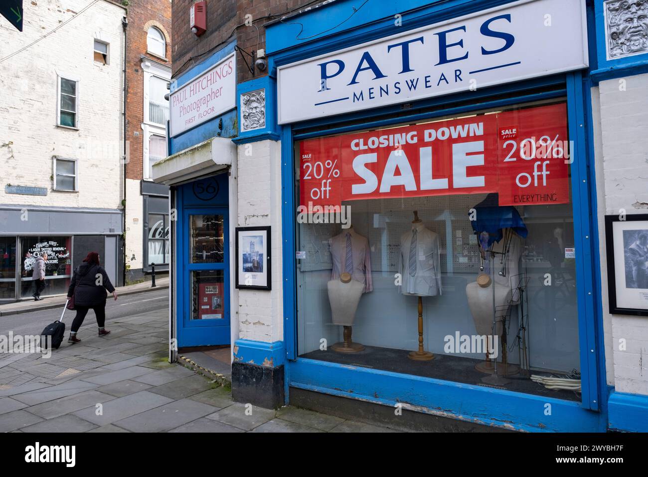 Chiusura della vendita presso il negozio Pates Menswear, un altro esempio del declino della strada principale britannica il 2 aprile 2024 a Gloucester, Regno Unito. Il centro di Gloucester è un esempio del declino della strada principale del Regno Unito e di quella che alcuni locali chiamano una “città morente” in quanto i grandi rivenditori si spostano e gli spazi al dettaglio chiudono, con ripercussioni sui posti di lavoro nella zona. Diversi fattori che contribuiscono si stanno allineando per portare a un declino delle strade alte, tra cui la crisi del costo della vita, la stretta sui redditi delle famiglie dovuta all'inflazione e la caduta della sterlina post-Brexit, un passaggio alla rete sh Foto Stock