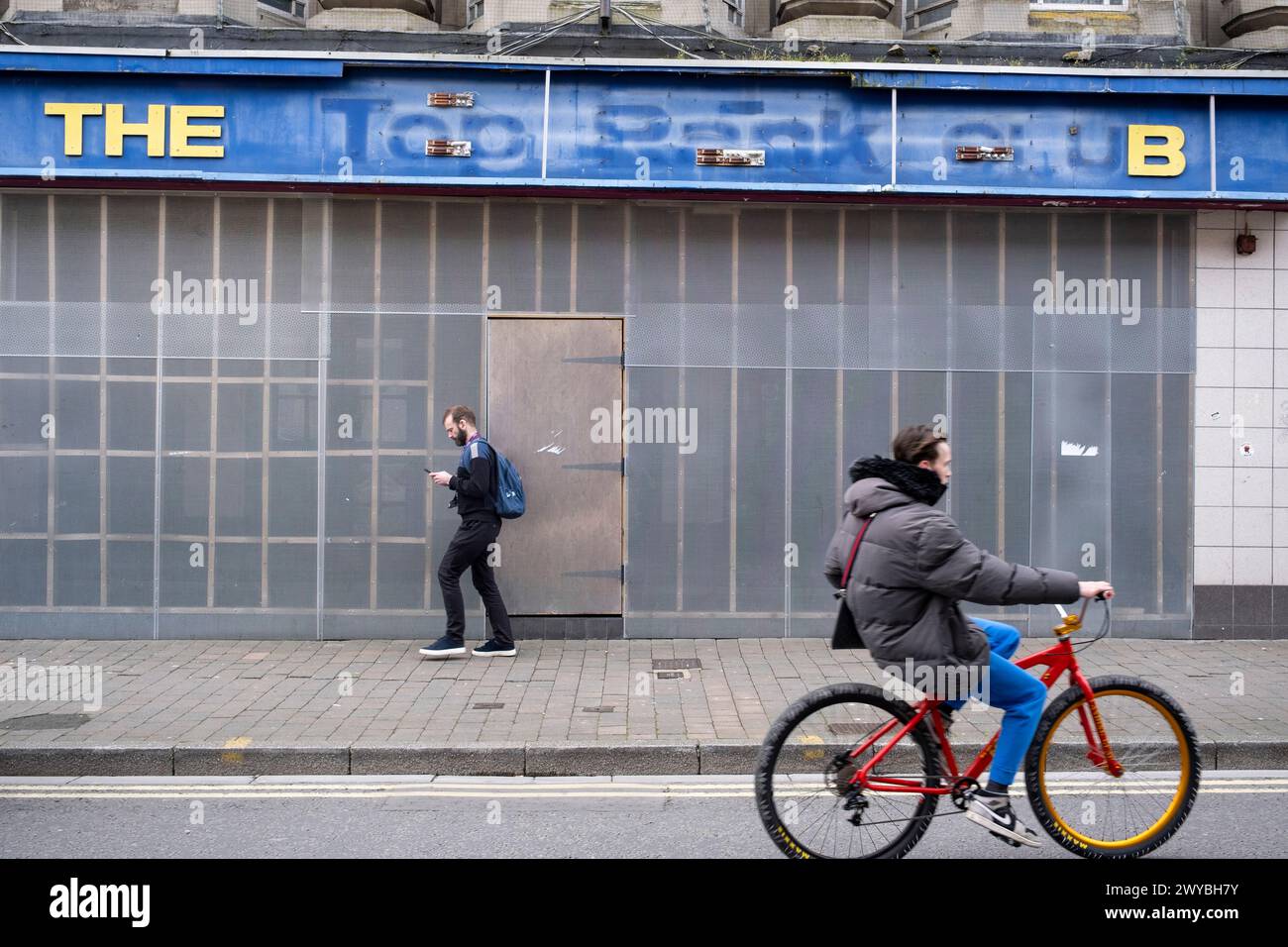 Ha chiuso e salito a bordo del Top Rank Club un altro esempio del declino della strada principale del Regno Unito il 2 aprile 2024 a Gloucester, Regno Unito. Il centro di Gloucester è un esempio del declino della strada principale del Regno Unito e di quella che alcuni locali chiamano una “città morente” in quanto i grandi rivenditori si spostano e gli spazi al dettaglio chiudono, con ripercussioni sui posti di lavoro nella zona. Diversi fattori che contribuiscono si stanno allineando per portare al declino delle strade alte, tra cui la crisi del costo della vita, la stretta sui redditi delle famiglie dovuta all'inflazione e la caduta della sterlina post-Brexit, un passaggio allo shoppin online Foto Stock
