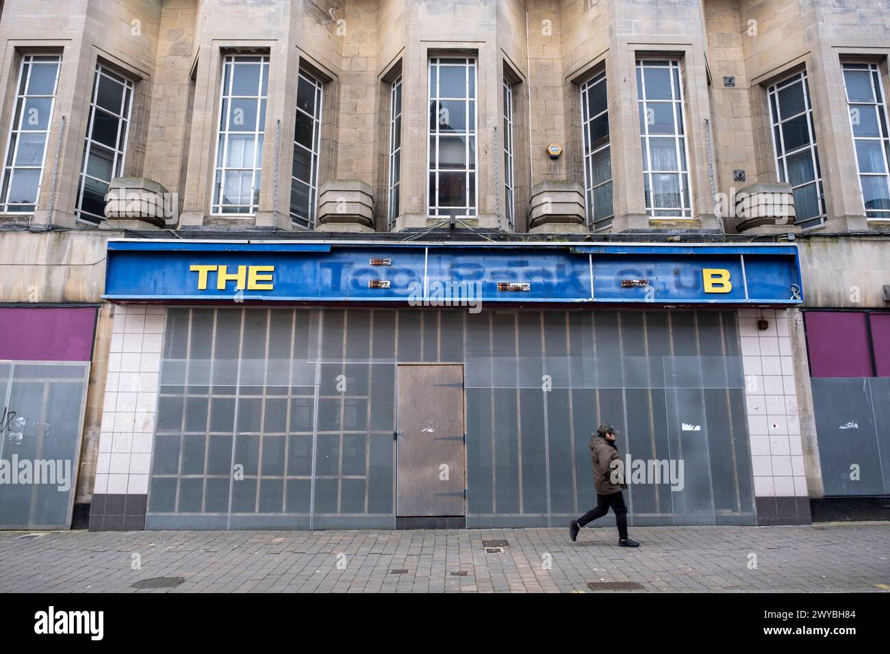 Ha chiuso e salito a bordo del Top Rank Club un altro esempio del declino della strada principale del Regno Unito il 2 aprile 2024 a Gloucester, Regno Unito. Il centro di Gloucester è un esempio del declino della strada principale del Regno Unito e di quella che alcuni locali chiamano una “città morente” in quanto i grandi rivenditori si spostano e gli spazi al dettaglio chiudono, con ripercussioni sui posti di lavoro nella zona. Diversi fattori che contribuiscono si stanno allineando per portare al declino delle strade alte, tra cui la crisi del costo della vita, la stretta sui redditi delle famiglie dovuta all'inflazione e la caduta della sterlina post-Brexit, un passaggio allo shoppin online Foto Stock