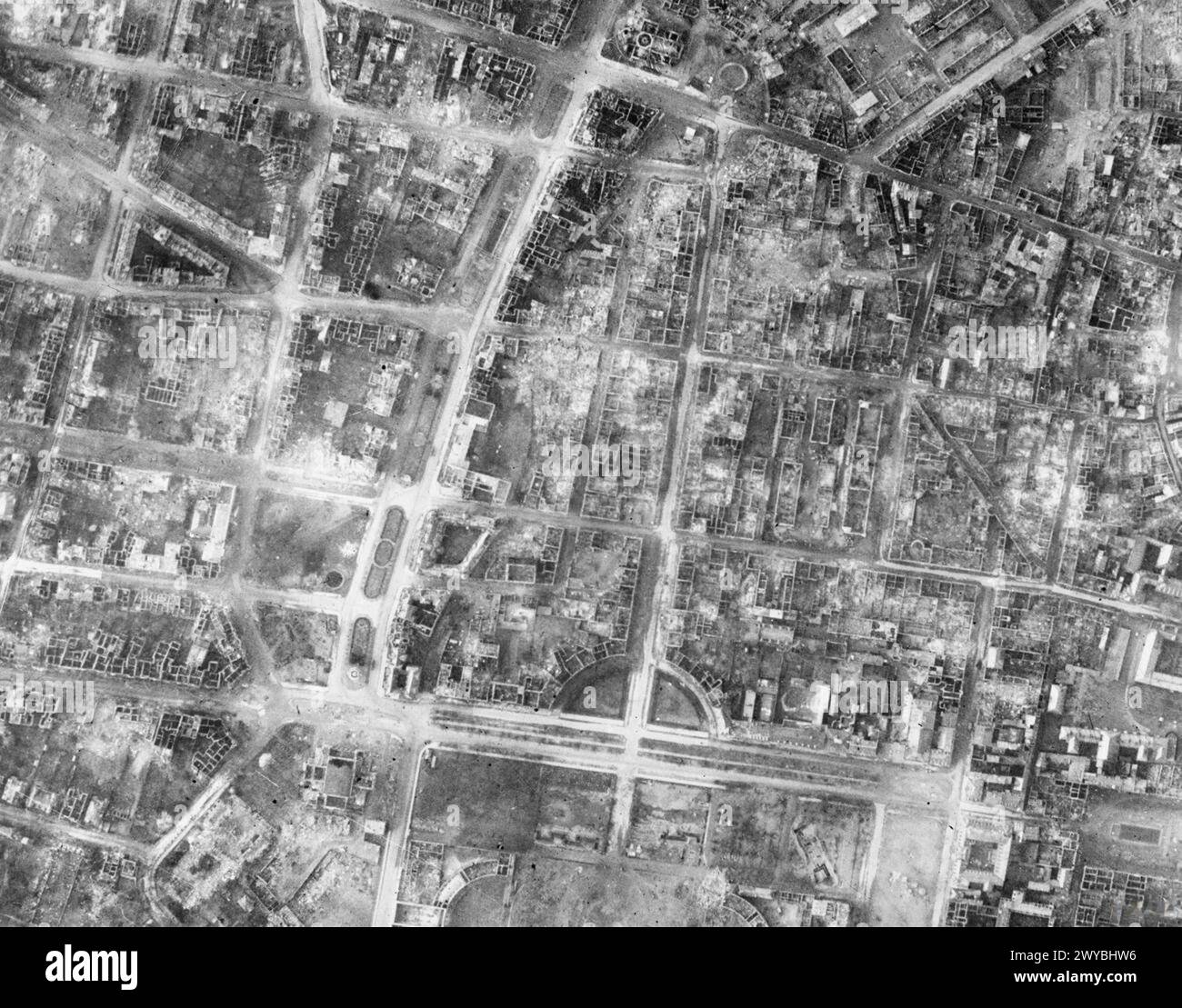 La fotografia di ricognizione verticale aerea mostra Coblenza a ovest del Palazzo dell'Elettore dopo un raid G-H da parte dei bombardieri Avro Lancaster del No. 3 Group, Bomber Command, il 6/7 novembre 1944, con bombe ad alto esplosivo e incendiario che distrussero 303 acri, compreso il Palazzo dell'Elettore. Foto Stock La fotografia di ricognizione verticale aerea mostra Coblenza a ovest del Palazzo dell'Elettore dopo un raid G-H da parte dei bombardieri Avro Lancaster del No. 3 Group, Bomber Command, il 6/7 novembre 1944, con bombe ad alto esplosivo e incendiario che distrussero 303 acri, compreso il Palazzo dell'Elettore. Foto Stock