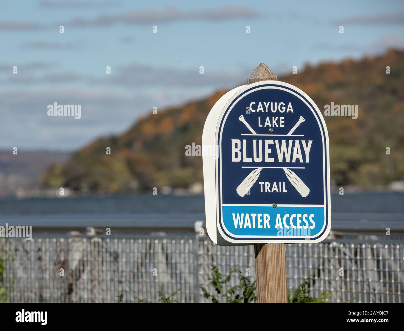 lago cayuga blueway trail insegna di accesso all'acqua nel parco pubblico (regione dei finger lakes nella parte settentrionale dello stato di new york) viaggi, turismo, stato di new york (ithaca sentiero escursionistico nea Foto Stock