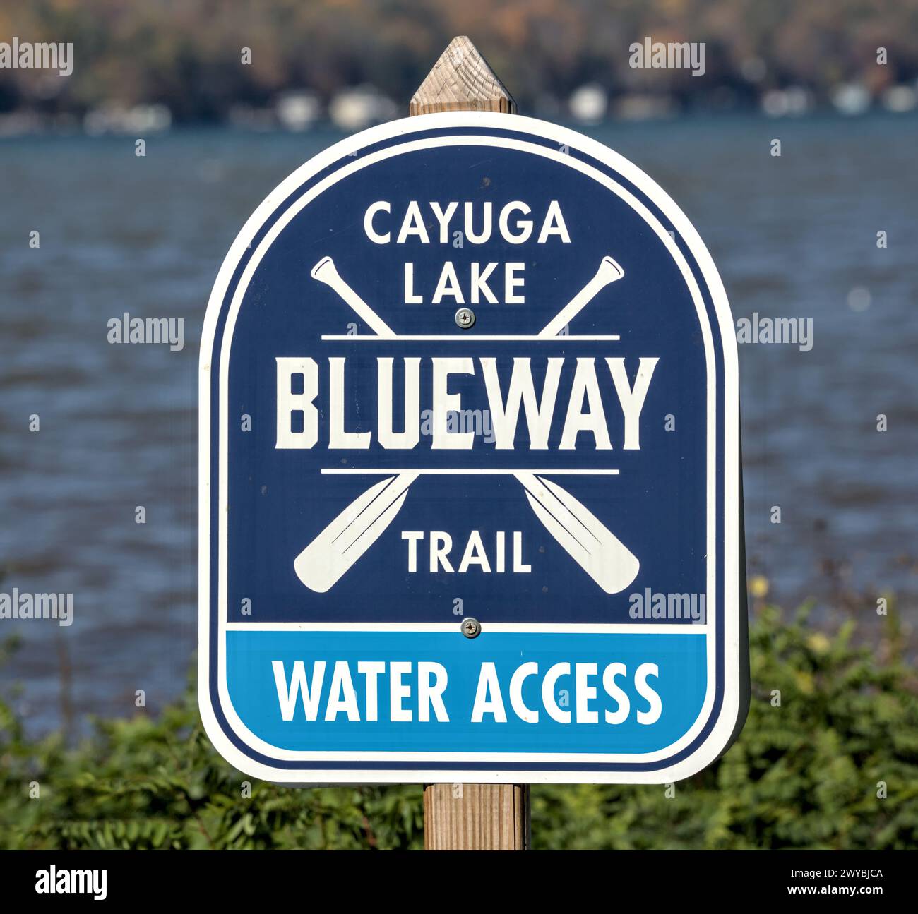 lago cayuga blueway trail insegna di accesso all'acqua nel parco pubblico (regione dei finger lakes nella parte settentrionale dello stato di new york) viaggi, turismo, stato di new york (ithaca sentiero escursionistico nea Foto Stock