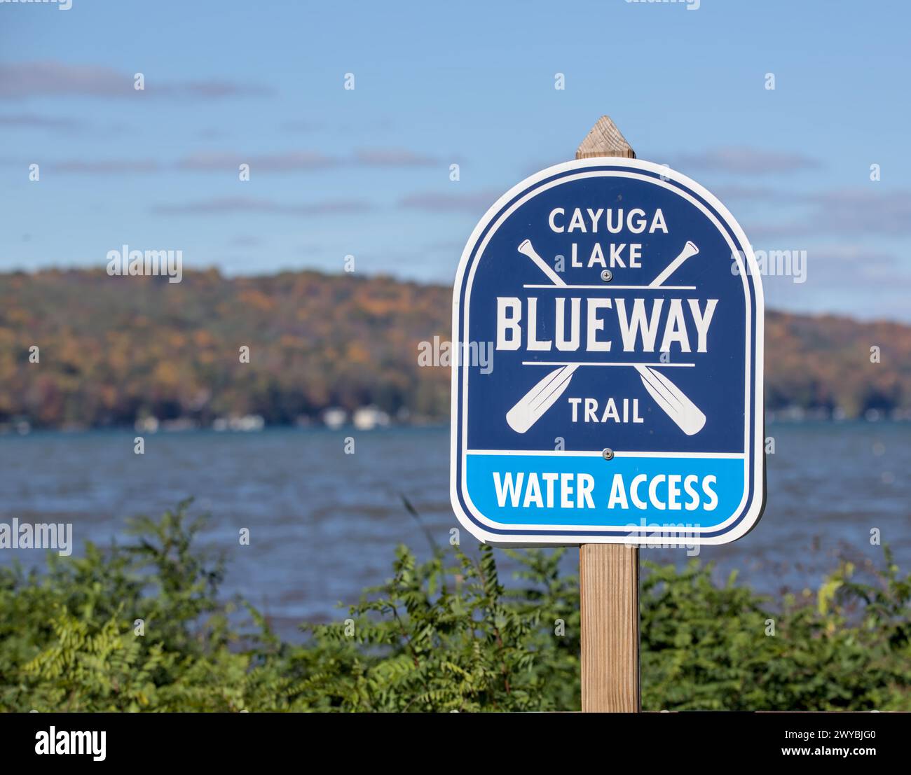 lago cayuga blueway trail insegna di accesso all'acqua nel parco pubblico (regione dei finger lakes nella parte settentrionale dello stato di new york) viaggi, turismo, stato di new york (ithaca sentiero escursionistico nea Foto Stock