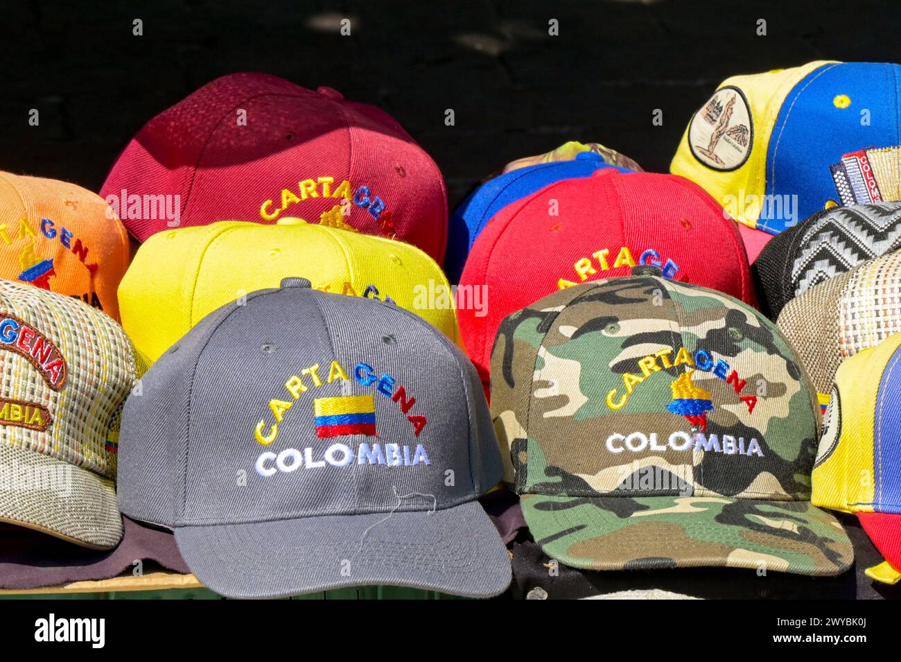 Cartagena, Colombia - 22 gennaio 2024: Selezione di cappellini da baseball colorati in vendita in Colombia Foto Stock