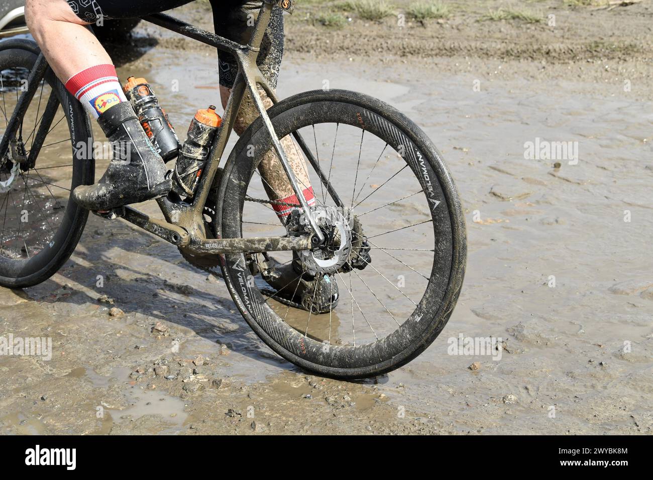 Francia. 5 aprile 2024. © PHOTOPQR/VOIX DU NORD/STEPHANE MORTAGNE ; 05/04/2024 ; Haveluy, le 05/04/2023, Reconnaissance du parcours de Paris Roubaix par les coureurs FOTO STEPHANE MORTAGNE LA VOIX DU NORD ricognizione della pista in vista della gara ciclistica Parigi-Roubaix di quest'anno, venerdì 05 aprile 2024, intorno a Roubaix, Francia. Crediti: MAXPPP/Alamy Live News Foto Stock