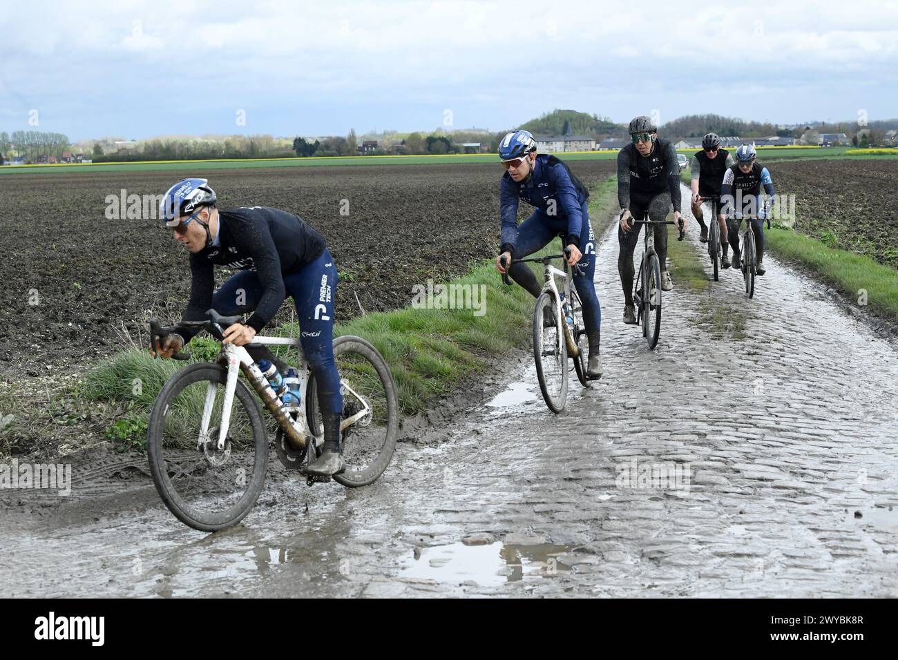 Francia. 5 aprile 2024. © PHOTOPQR/VOIX DU NORD/STEPHANE MORTAGNE ; 05/04/2024 ; Haveluy, le 05/04/2023, Reconnaissance du parcours de Paris Roubaix par les coureurs FOTO STEPHANE MORTAGNE LA VOIX DU NORD ricognizione della pista in vista della gara ciclistica Parigi-Roubaix di quest'anno, venerdì 05 aprile 2024, intorno a Roubaix, Francia. Crediti: MAXPPP/Alamy Live News Foto Stock