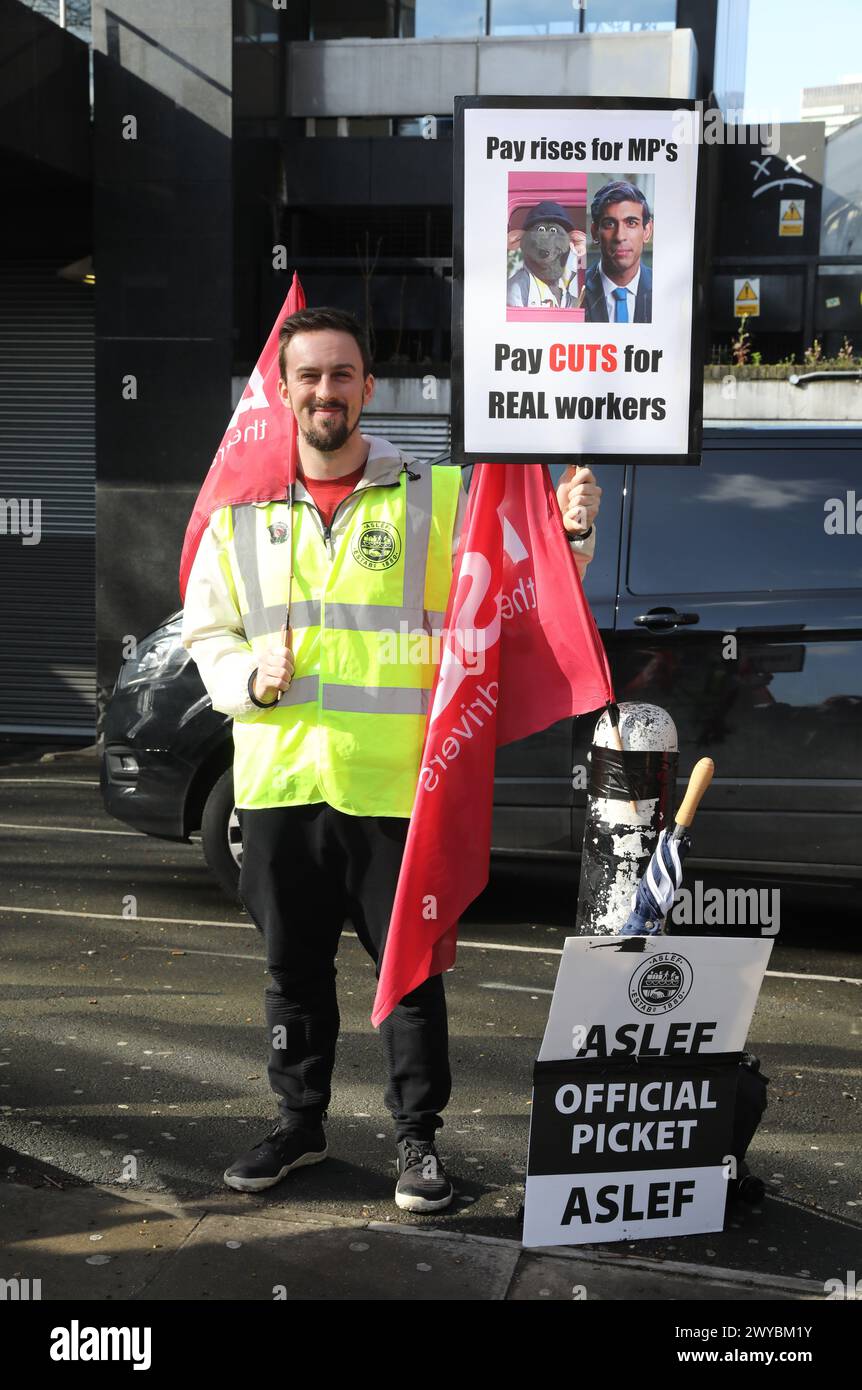 Londra, Regno Unito 5 aprile 2024. La linea di raccolta ASLEF alla stazione di Euston a Londra, mentre i macchinisti in Inghilterra iniziano una serie di tre giorni di "scioperi rotanti", che causeranno ai passeggeri notevoli disagi durante il fine settimana. Credito : Monica Wells/Alamy Live News Foto Stock