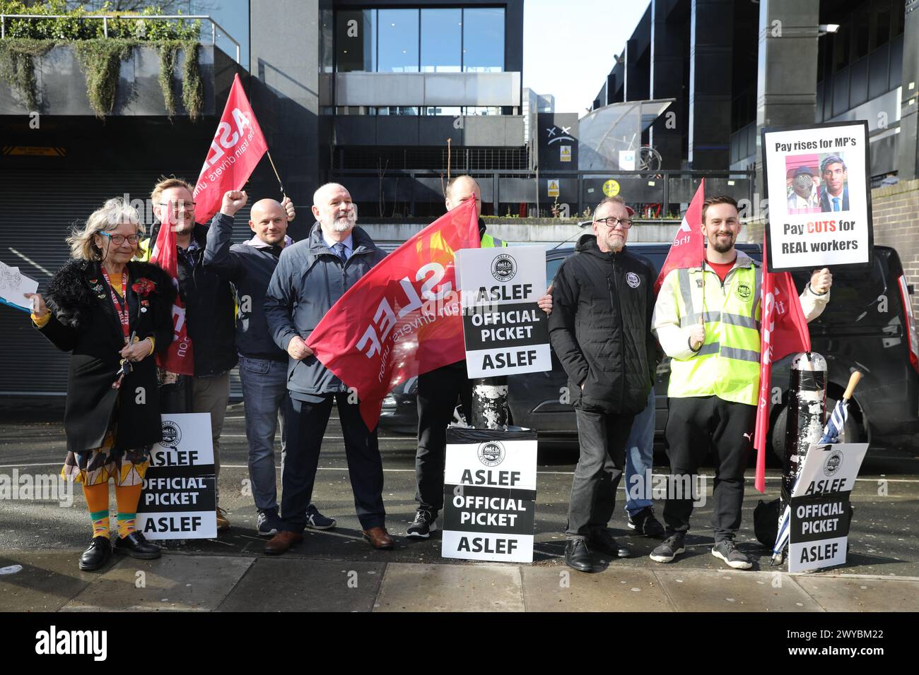 Londra, Regno Unito 5 aprile 2024. La linea di raccolta ASLEF alla stazione di Euston a Londra, mentre i macchinisti in Inghilterra iniziano una serie di tre giorni di "scioperi rotanti", che causeranno ai passeggeri notevoli disagi durante il fine settimana. Credito : Monica Wells/Alamy Live News Foto Stock