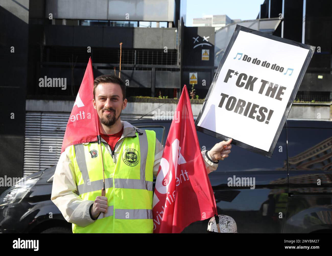 Londra, Regno Unito 5 aprile 2024. La linea di raccolta ASLEF alla stazione di Euston a Londra, mentre i macchinisti in Inghilterra iniziano una serie di tre giorni di "scioperi rotanti", che causeranno ai passeggeri notevoli disagi durante il fine settimana. Credito : Monica Wells/Alamy Live News Foto Stock