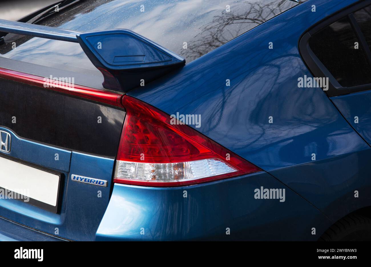 Kiev. Ucraina. Aprile 2024. Luce di posizione posteriore Close-up Honda blu con spoiler vista posteriore . Foto di alta qualità Foto Stock