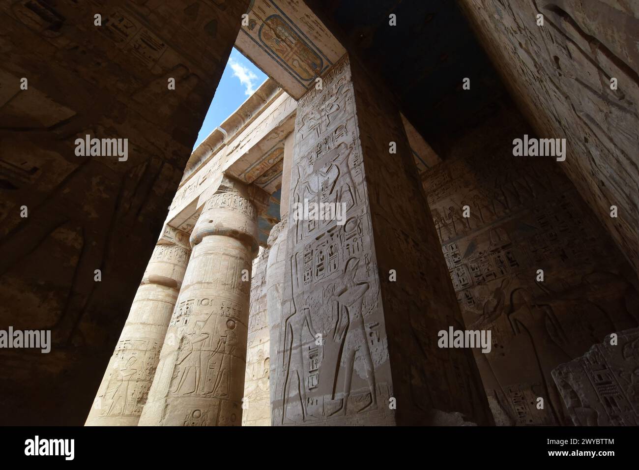 L'antica storia egizia. Il complesso del Tempio di Karnak, comunemente noto come Karnak, comprende un vasto mix di templi, piloni, cappelle e altri edifici Foto Stock
