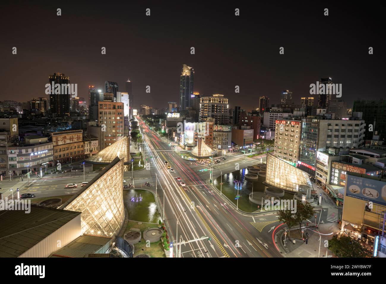 Affacciato su un vivace incrocio di Formosa Boulevard, la lunga esposizione cattura la vita vivace e il traffico di una città moderna di notte Foto Stock