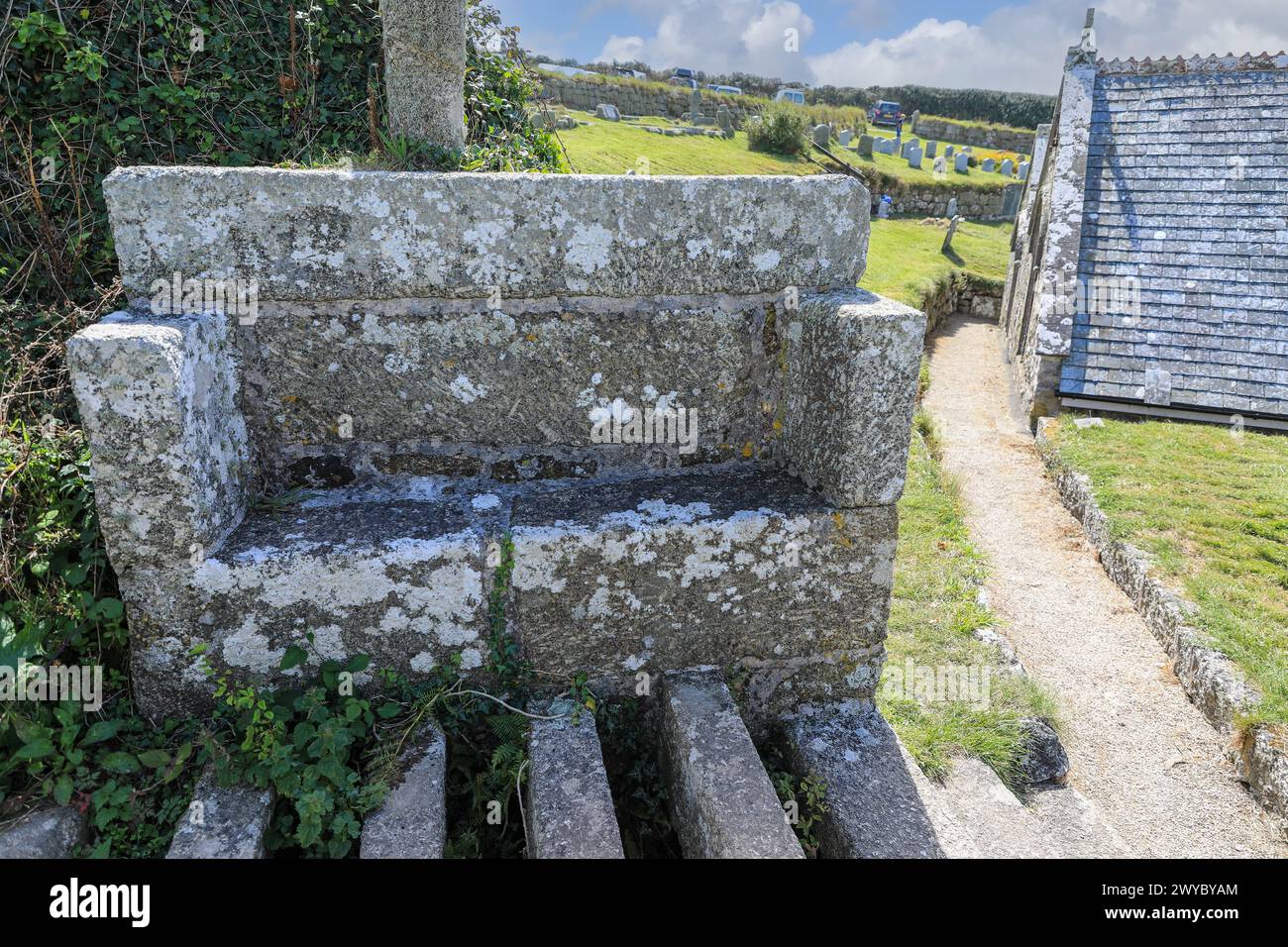 Sede in pietra della St Levan's Church, St Levan è una chiesa parrocchiale della Chiesa d'Inghilterra situata a St Levan, Cornovaglia, Inghilterra, Regno Unito Foto Stock