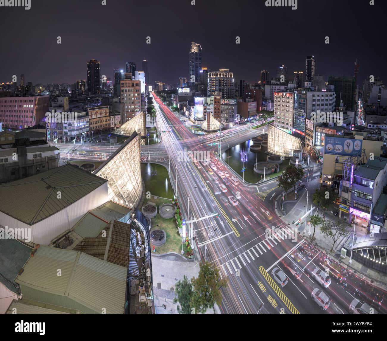 Affacciato su un vivace incrocio di Formosa Boulevard, la lunga esposizione cattura la vita vivace e il traffico di una città moderna di notte Foto Stock