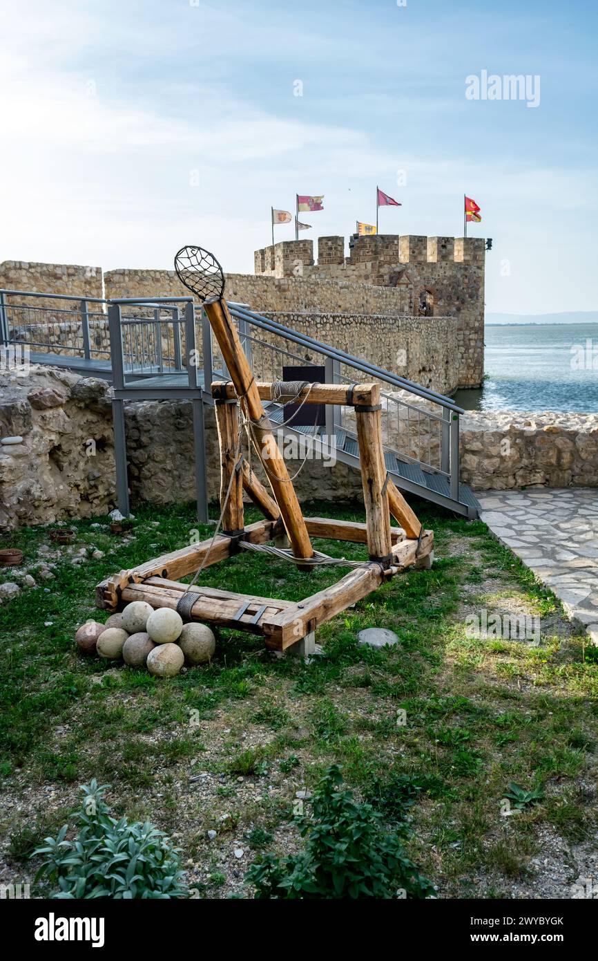 Antica replica medievale di catapulta e palle di cannone presso la fortezza Golubac in Serbia. Europa. Foto Stock