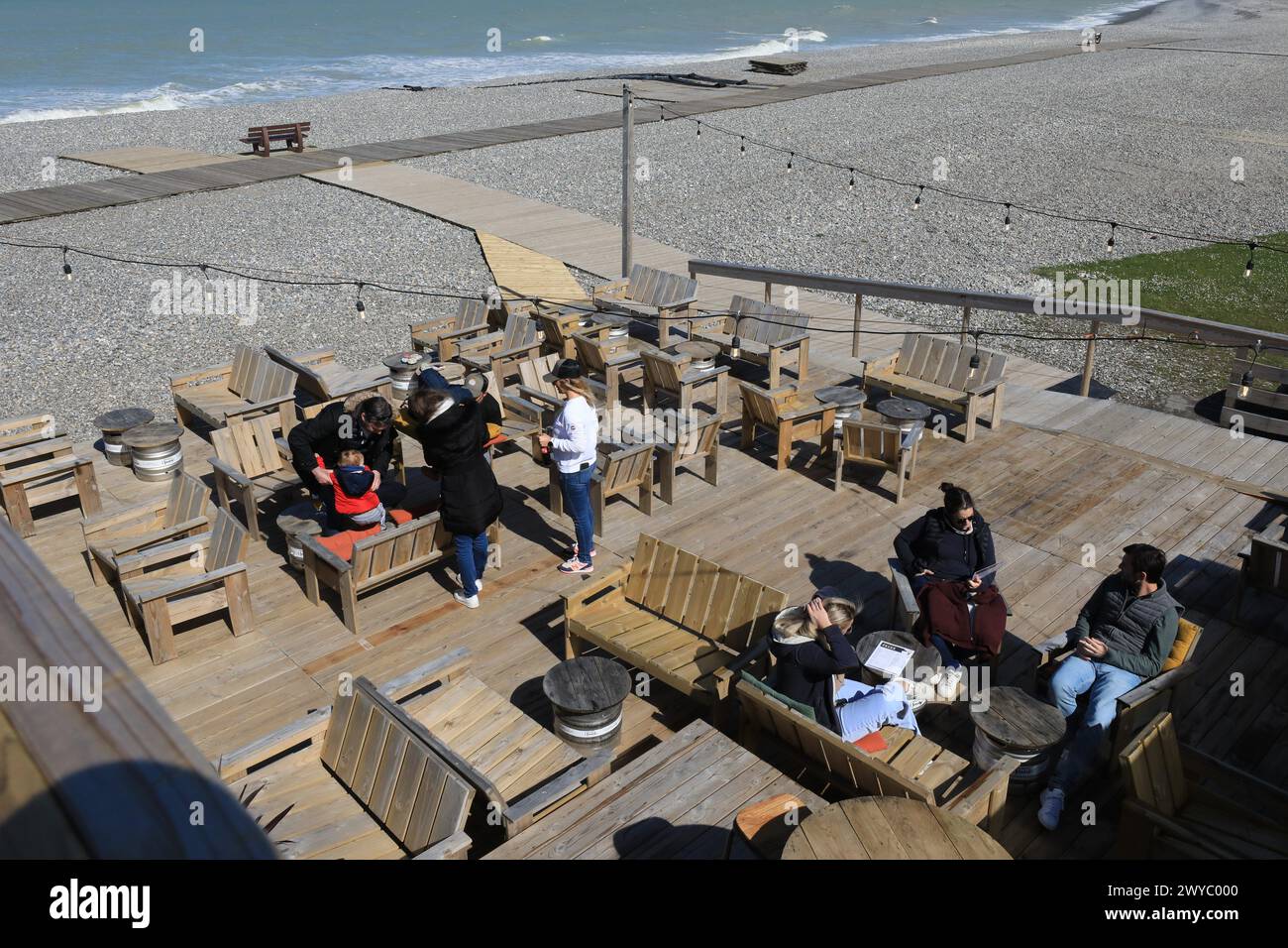 Cayeux Sur Mer, Francia. 5 aprile 2024. © PHOTOPQR/LE COURRIER PICARD/Fred HASLIN ; Cayeux sur Mer ; 05/04/2024 ; 05/04/24 debutto de la saison estivale sur la cote picarde Cayeux sur Mer le bar de plage au Mouton Phare Photo Fred Haslin Francia, aprile 2024 inizio della stagione turistica sulla costa, in Piccardia credito: MAXPPP/Alamy Live News Foto Stock