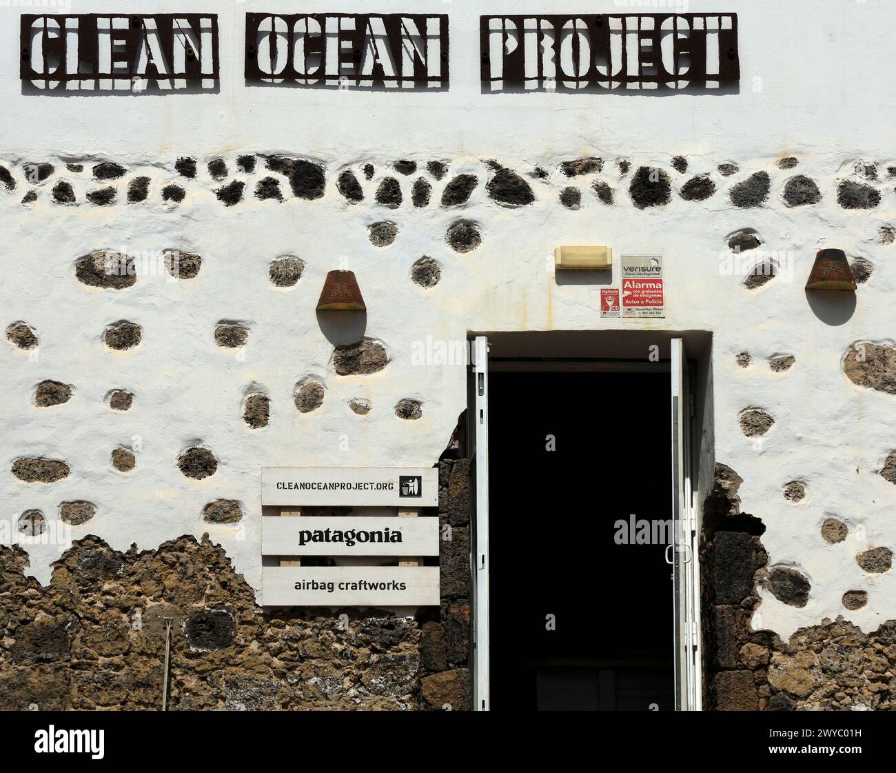 Facciata del Clean Ocean Project, El Cotillo, Fuerteventura. Preso nel febbraio 2024 Foto Stock
