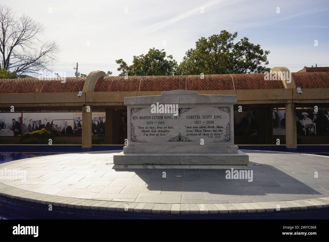 La tomba commemorativa del re presso Martin Luther King Jr. National Historical Site, Atlanta, il 23 novembre 2023. Foto Stock