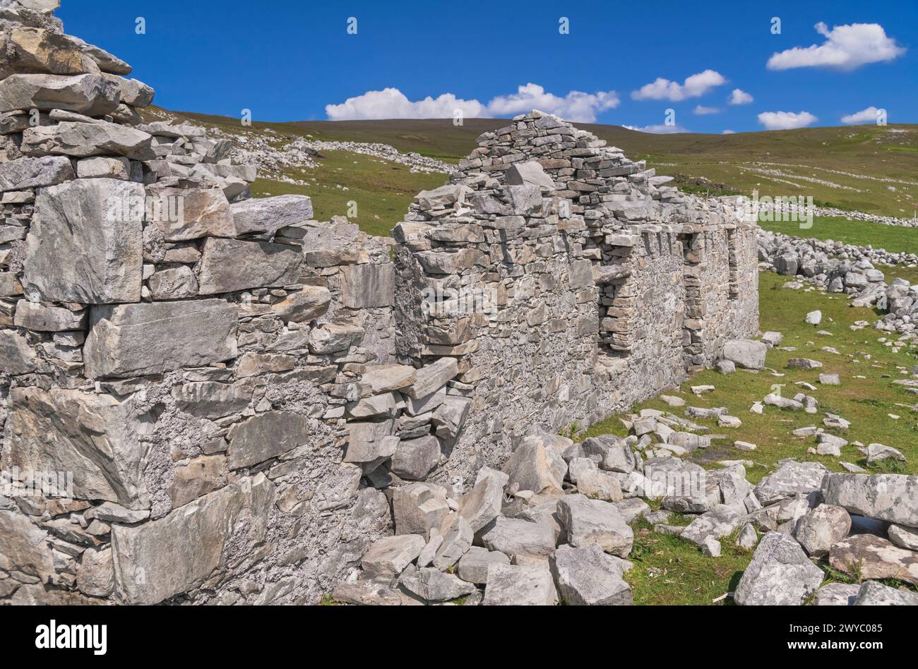 Repubblica d'Irlanda, Contea di Donegal, un porto che è un villaggio deserto o fantasma, anche chiamato Villaggio della carestia, anche se questo non è corretto in quanto la maggior parte delle persone se ne sono andate dopo la carestia. Foto Stock