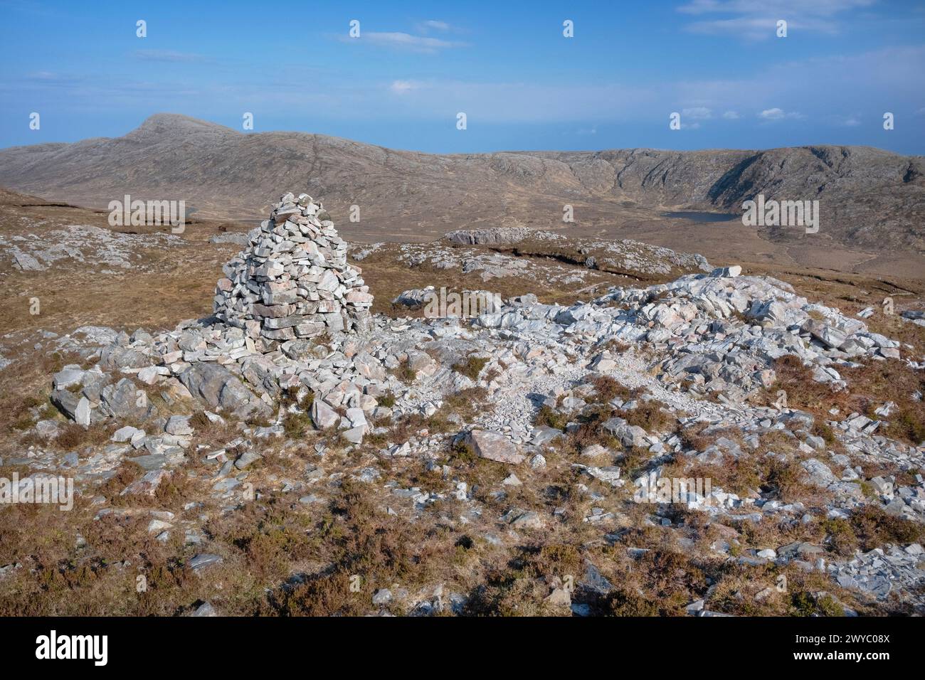 Repubblica d'Irlanda, Contea di Donegal, Gweedore, mini cairn ai piedi dell'Errigal, che è la montagna più alta del Donegal. Foto Stock
