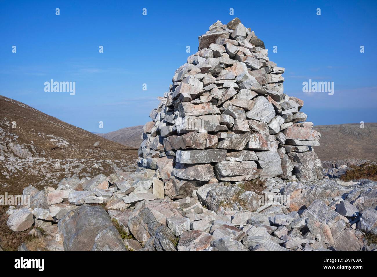 Repubblica d'Irlanda, Contea di Donegal, Gweedore, mini cairn ai piedi dell'Errigal, che è la montagna più alta del Donegal. Foto Stock