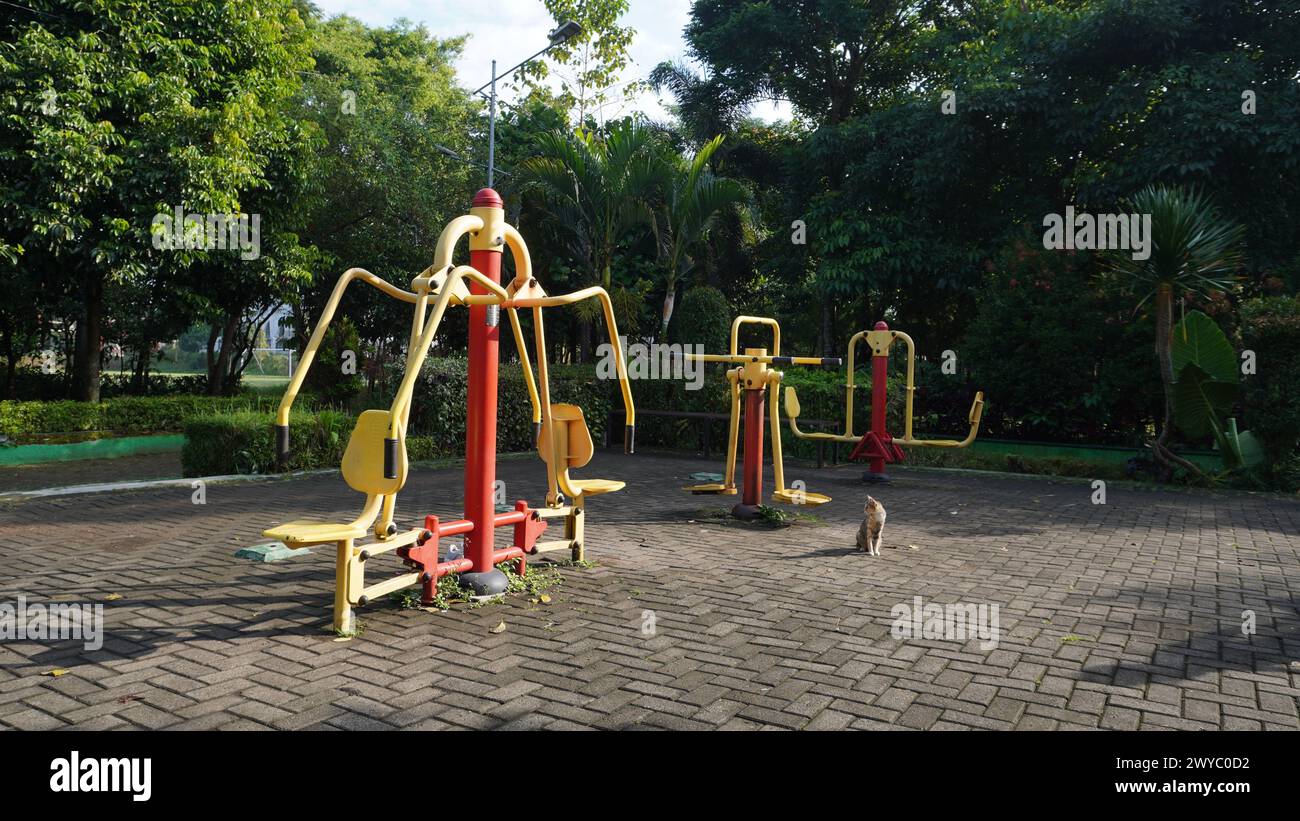 Attrezzature sportive pubbliche nel Singha Park Malang che possono essere utilizzate dal pubblico per il fitness gratuito Foto Stock